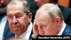 Sergey Lavrov (solda) və Vladimir Putin