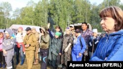 Людям приходится ждать по несколько часов, прежде чем отправиться на поиски