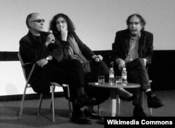 Abbas Kiarostami (solda) Estoril Film Festivalında, Portuqaliya, 2010