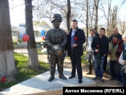 Виктор Жиленко возле монумента в честь «вежливых людей» (участников российской аннексии Крыма)