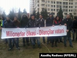 Транспарант, развернутый до начала митинга учатниками