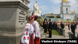 Вселенский патриарх Варфоломей I и президент Украины Виктор Ющенко (слева направо на дальнем плане) во время возложения цветов к памятнику княгине Ольге, Святому Апостолу Андрею Первозванному и равноапостольным Кириллу и Мефодию во время празднования 1020-летия Крещения Украины-Руси. Киев, 25 июля 2008 года