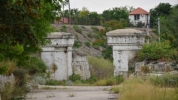 Центральный въезд на территорию двенадцатой батареи, фланкируемый двумя массивными пилонами