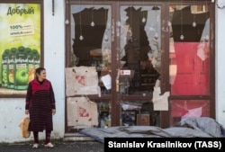 Женщина рядом с магазином, пострадавшим накануне от обстрела. Нагорный Карабах, Степанакерт, ноябрь 2020 года