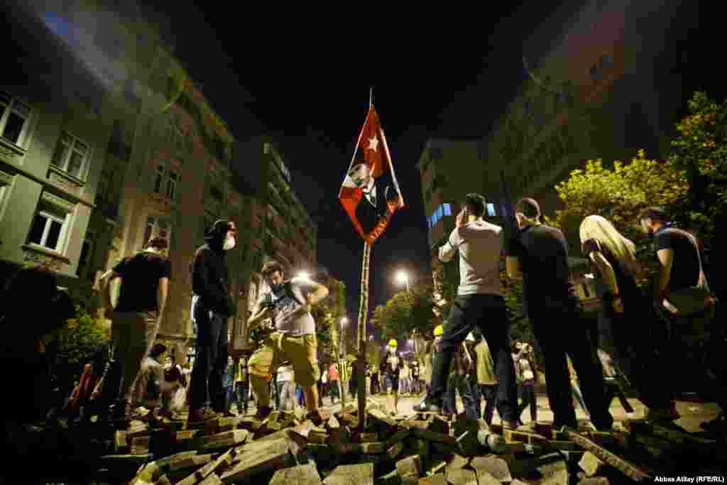 Taksim meydanına gedən küçələrdə qurulan barrikadalardan biri.