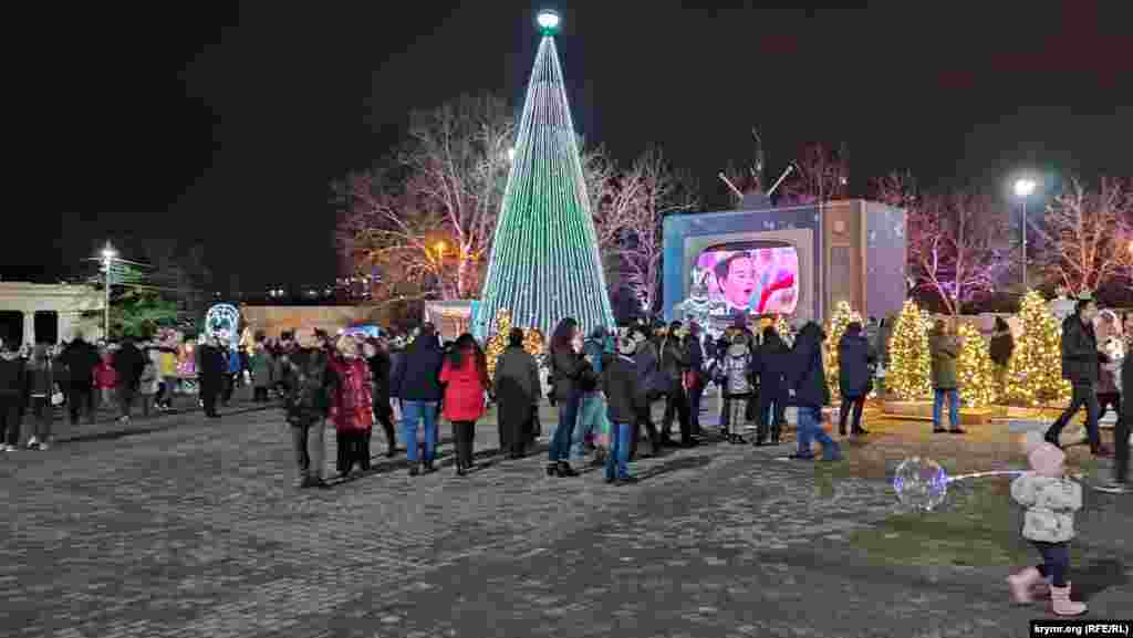 У главной городской елки установлен экран, на котором транслируют праздничные передачи телеканала &laquo;Россия 1&raquo;