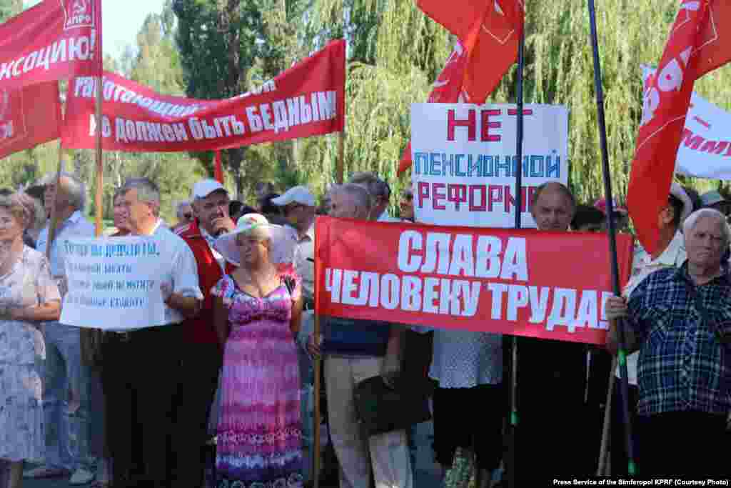 Митинг-протест против повышения пенсионного возраста.&nbsp;Симферополь, 18 августа 2018 года.&nbsp;В июне 2018 года правительство России объявило&nbsp;о повышении пенсионного возраста, а в июле Госдума приняла законопроект. Он&nbsp;предполагает повышение возраста выхода на пенсию к 2034 году: для мужчин &ndash; с 60 до 65 лет к 2028 году, а для женщин &ndash; с 55 до 63 лет. В России начались массовые протесты, которые добрались и до аннексированного полуострова.&nbsp;​ &nbsp; 