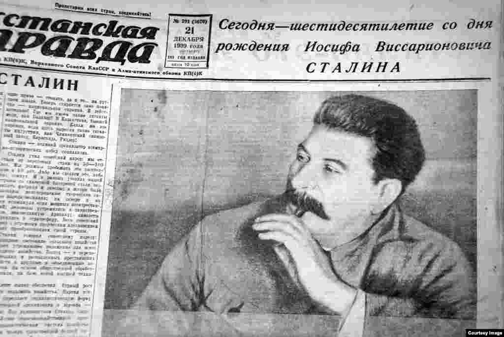 Номер газеты &laquo;Казахстанская правда&raquo; за 21 декабря 1939, посвященный 60-летию Иосифа Сталина. В газете опубликована, в том числе, перепечатка огромного панегирика Анастаса Микояна &laquo;Сталин &ndash; это Ленин сегодня&raquo; из &laquo;Правды&raquo;, поздравительные письма от коллективов казахстанских фабрик, заводов, колхозов, совхозов, а также стихотворные посвящения известных казахских поэтов вождю в переводах русских поэтов Казахстана.