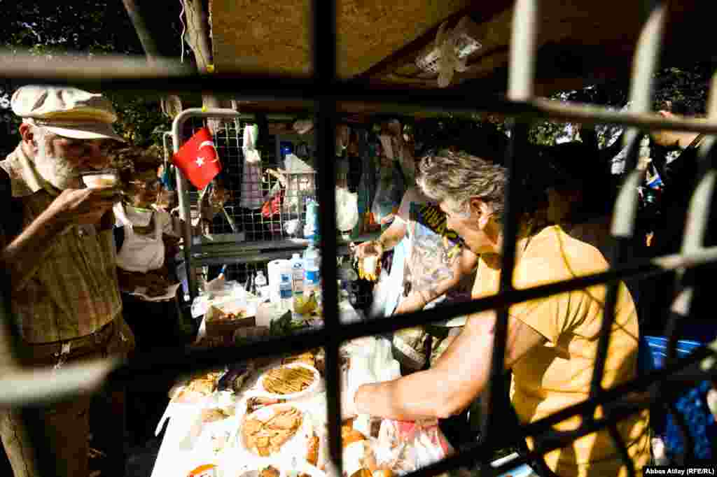 Gezi Parkında qurulmuş "Xalq Market"-lərdən biri. Kim istəyirsə bu marketlərə ərzaq gətirib qoyur və bu ərzaqlar başqa insanlara pulsuz paylanılır.