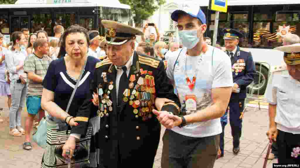 После парада в помещении драматического театра имени Луначарского устроили встречу ветеранов с российскими властями Севастополя. Ветеранов на автобусах подвозили к заднему служебному входу театра. Многие из них с трудом могли самостоятельно выйти из автобусов и передвигаться. Их к театру провожали волонтеры