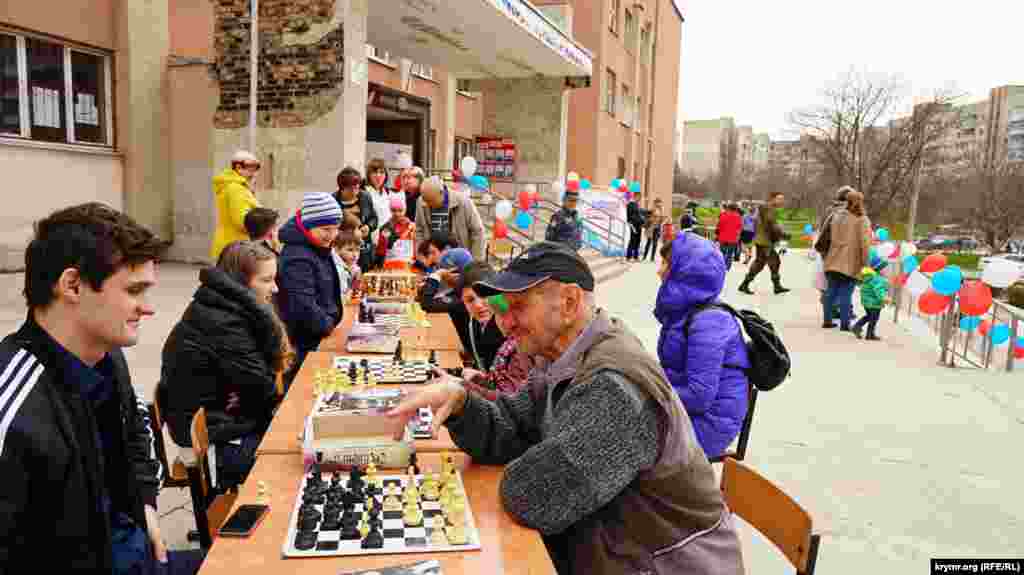 Шахматный турнир на крыльце избирательного участка в Симферополе