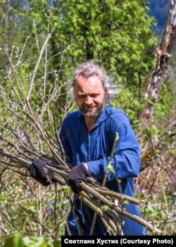 Александр Староверов на общественных работах для нужд "Города Солнца"