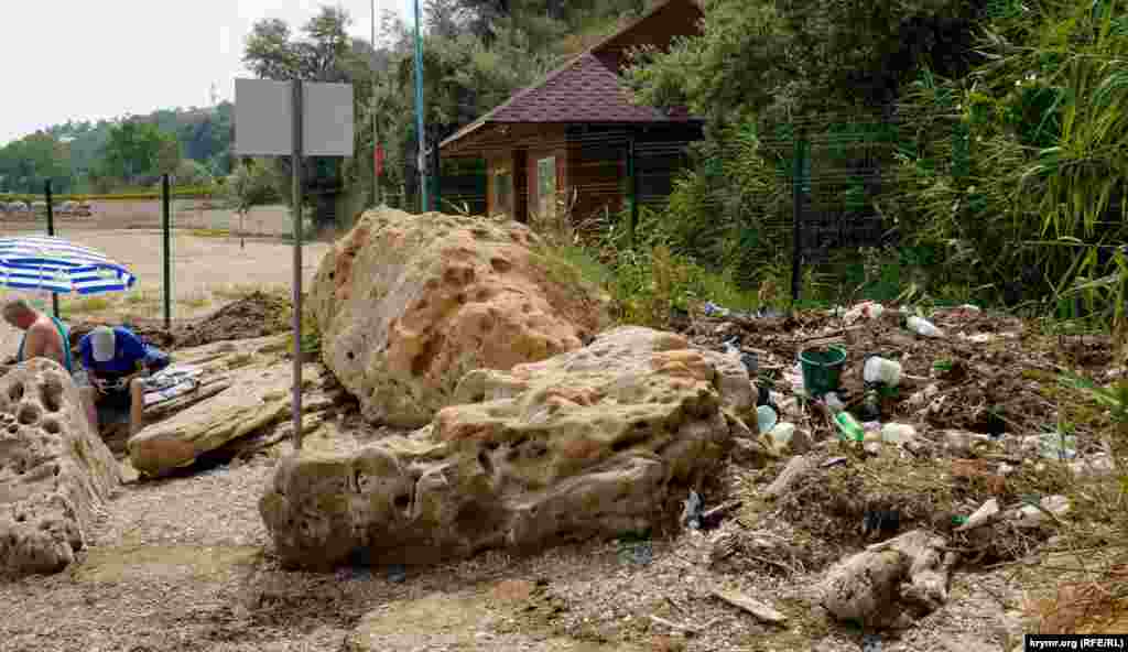 У подножия мыса, под &laquo;зоной безопасности&raquo; санатория &laquo;Черноморец&raquo;