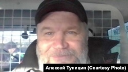 Алексей Тупицин в автозаке после задержания 21 апреля днем (архивное фото)